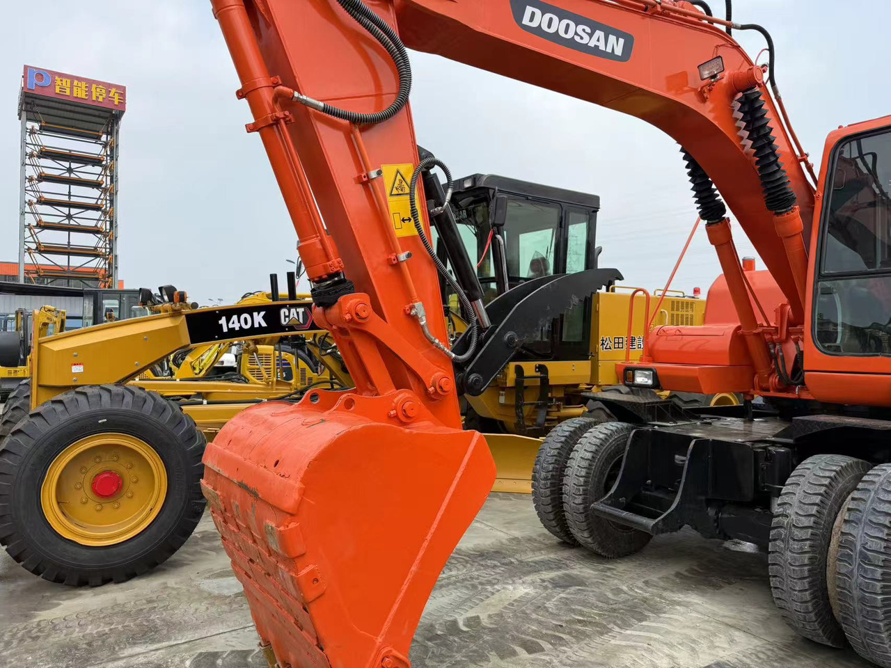 DOOSAN DH150W-7 - Escavadeira de rodas: foto 2 DOOSAN DH150W-7 - Escavadeira de rodas: foto 2
