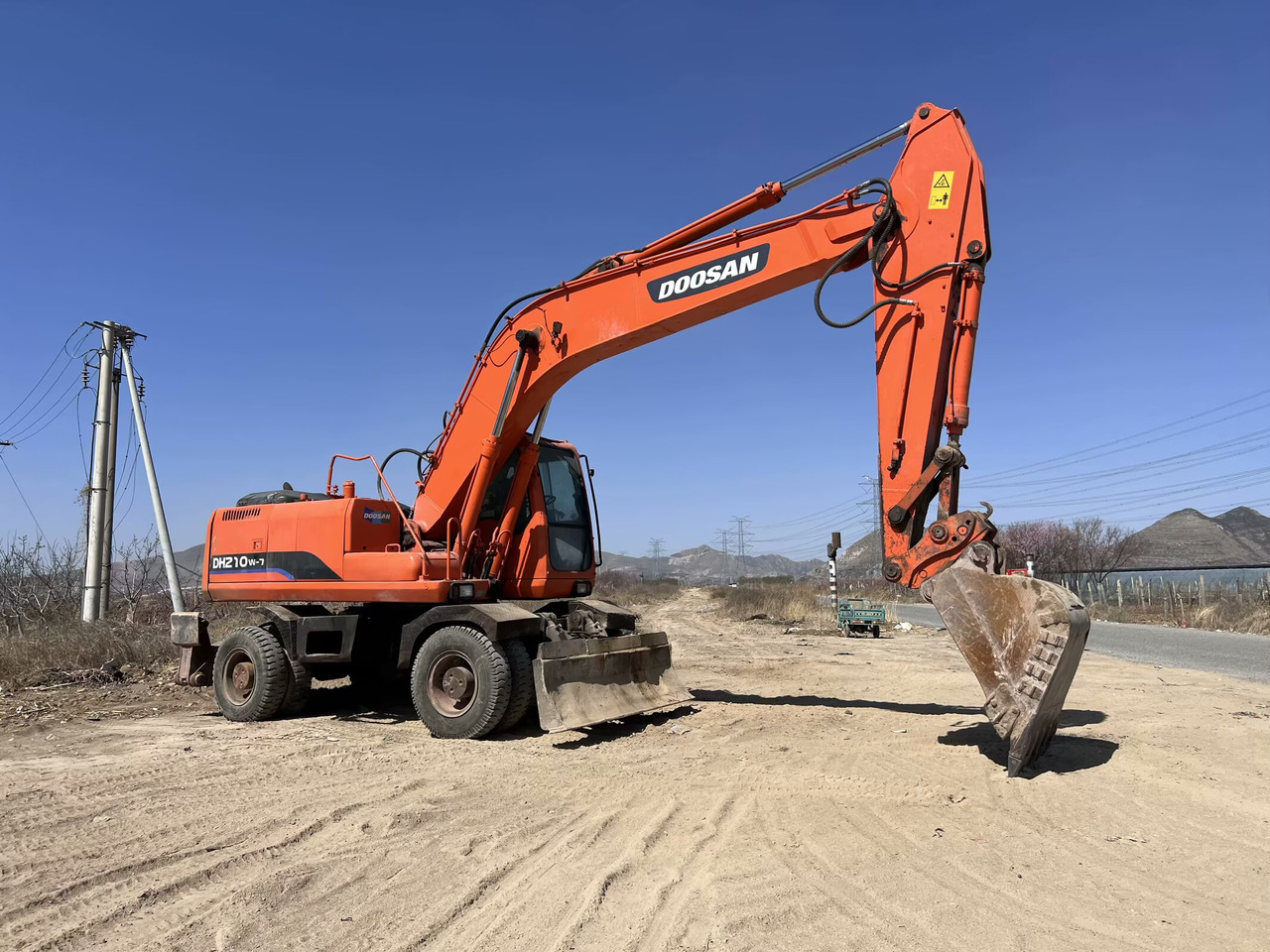 DOOSAN DH210W-7 - Escavadeira de rodas: foto 2 DOOSAN DH210W-7 - Escavadeira de rodas: foto 2