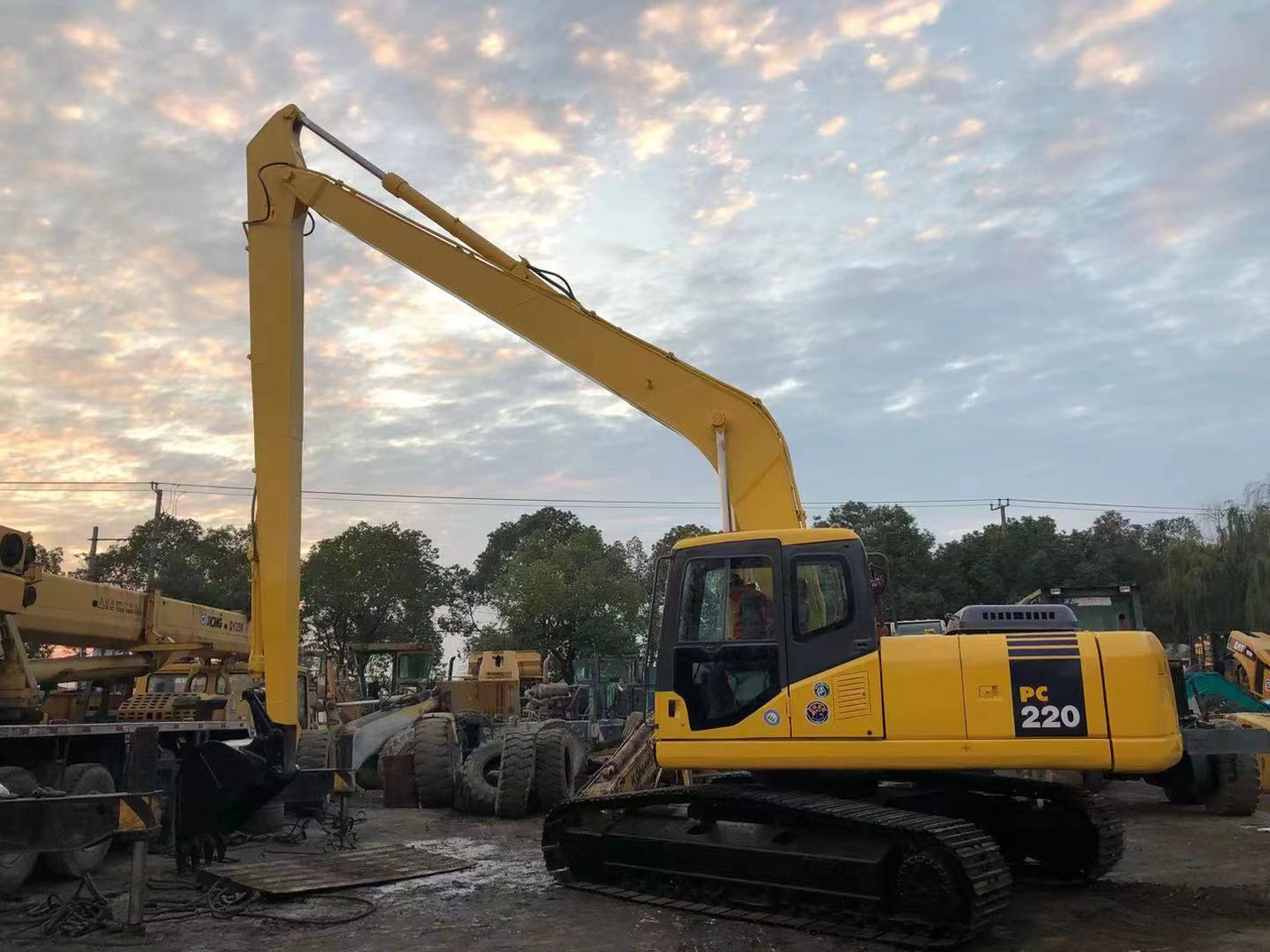 KOMATSU PC220-7 - Escavadora de rastos: foto 2 KOMATSU PC220-7 - Escavadora de rastos: foto 2