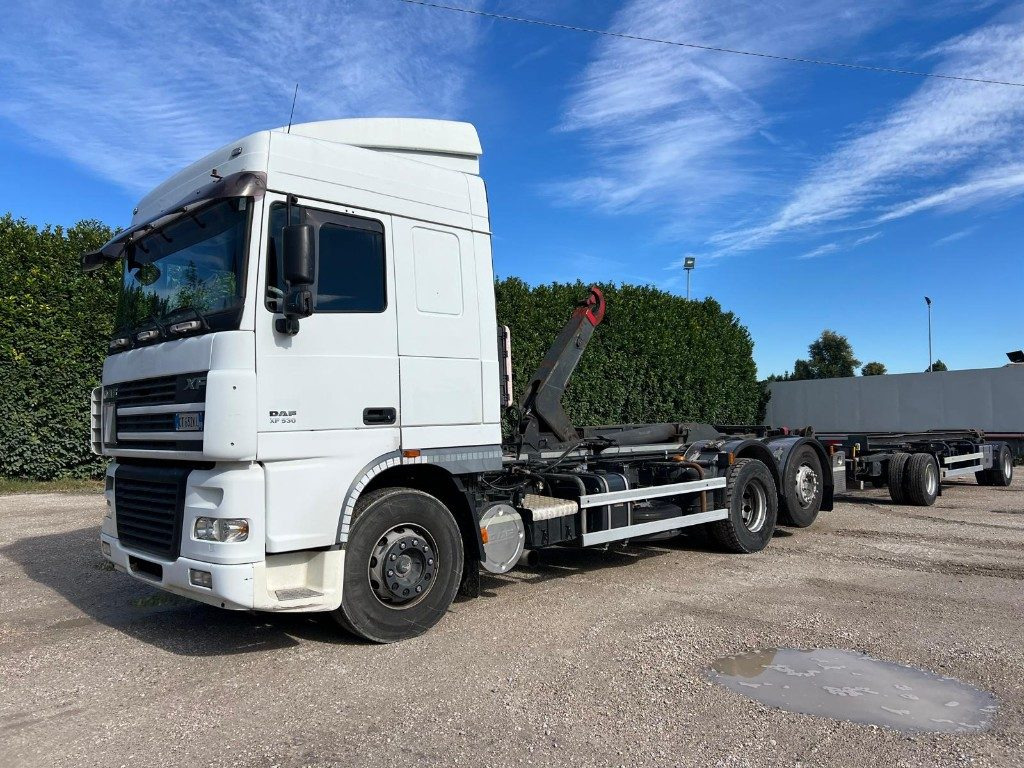 DAF XF530 SCARRABILE - Camião polibenne: foto 1 DAF XF530 SCARRABILE - Camião polibenne: foto 1