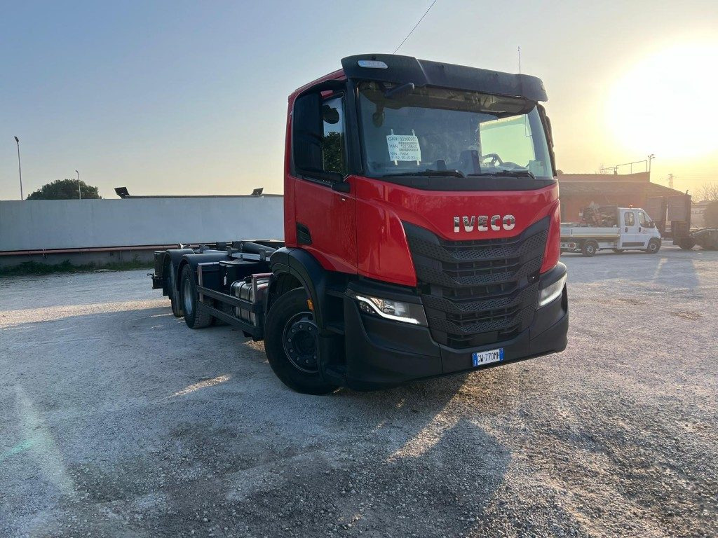 IVECO X-WAY AD260 NUOVO TARGATO SCARRABILE - Camião polibenne: foto 2 IVECO X-WAY AD260 NUOVO TARGATO SCARRABILE - Camião polibenne: foto 2