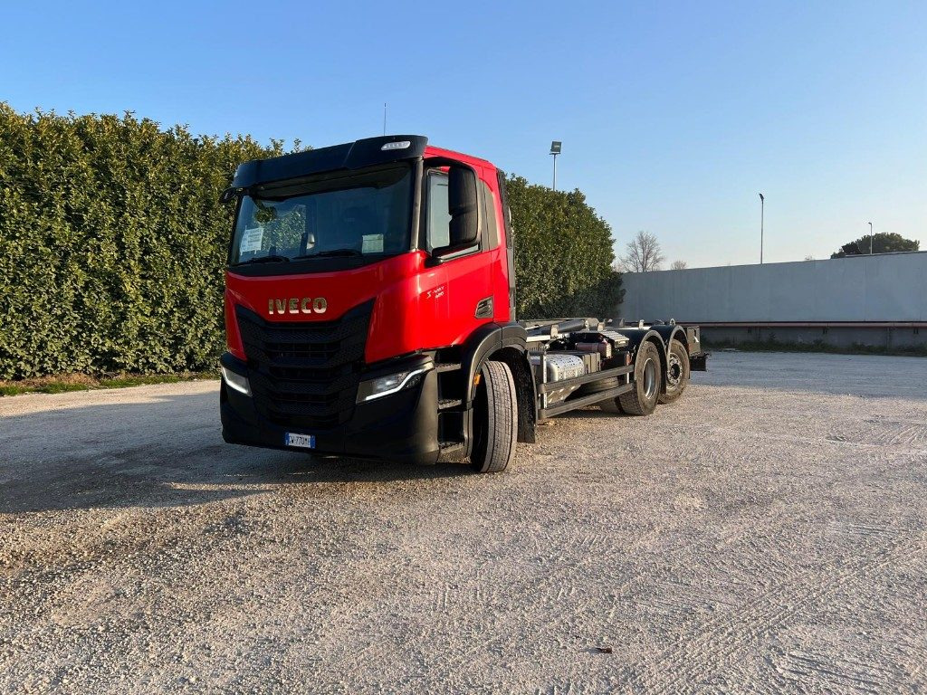IVECO X-WAY AD260 NUOVO TARGATO SCARRABILE - Camião polibenne: foto 1 IVECO X-WAY AD260 NUOVO TARGATO SCARRABILE - Camião polibenne: foto 1
