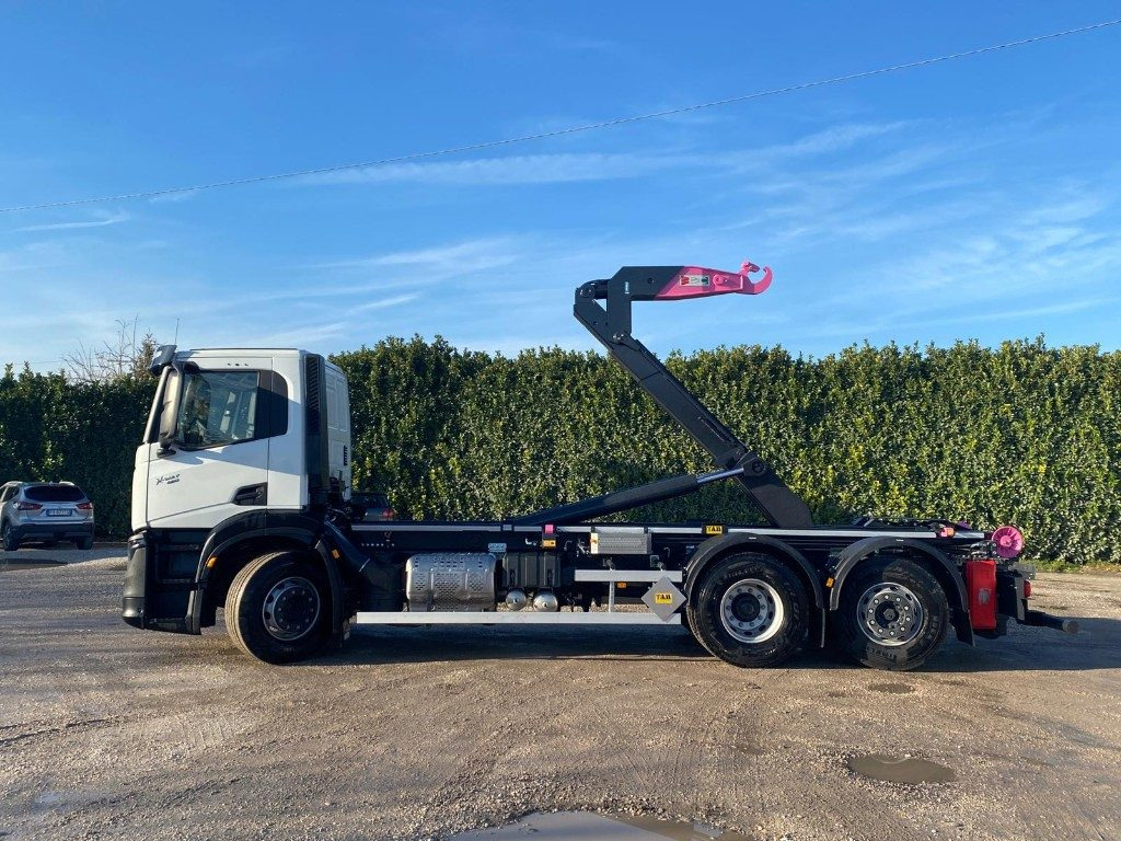 IVECO X-WAY AD280X48 NUOVO SCARRABILE PASSO 4500 - Camião polibenne: foto 3 IVECO X-WAY AD280X48 NUOVO SCARRABILE PASSO 4500 - Camião polibenne: foto 3