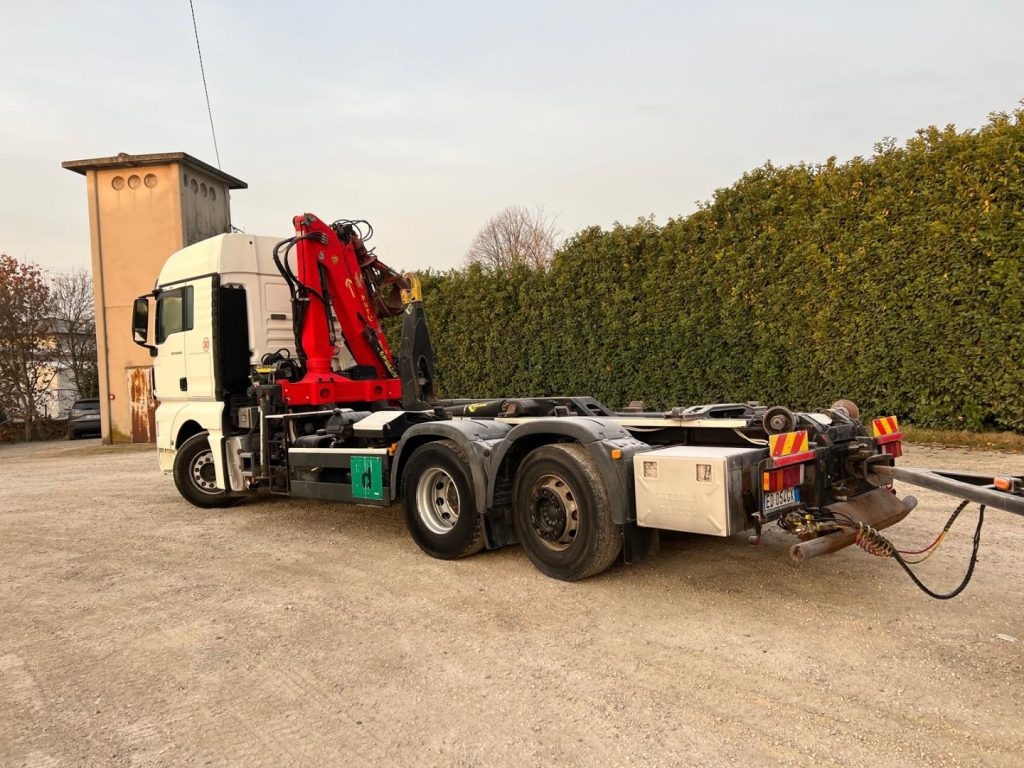 MAN TGX 26.440 SCARRABILE CON GRU - Camião polibenne: foto 4 MAN TGX 26.440 SCARRABILE CON GRU - Camião polibenne: foto 4