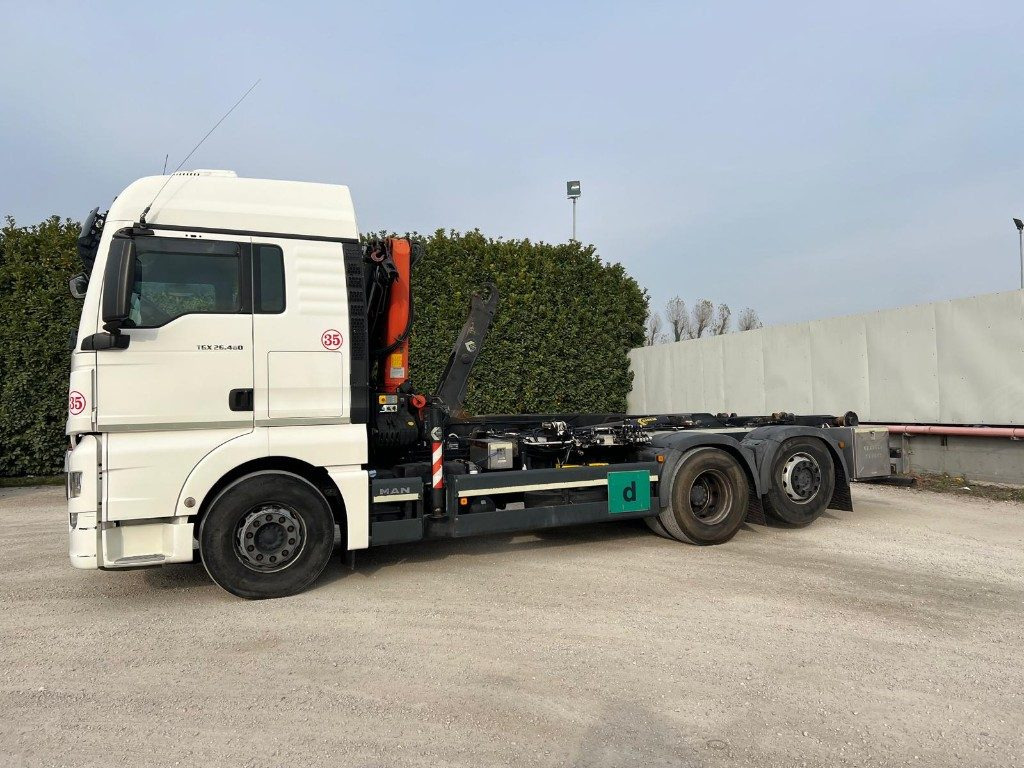 MAN TGX 26.480 SCARRABILE CON GRU DIETRO CABINA - Camião polibenne: foto 2 MAN TGX 26.480 SCARRABILE CON GRU DIETRO CABINA - Camião polibenne: foto 2