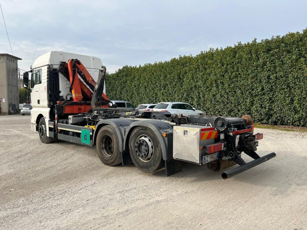 MAN TGX 26.480 SCARRABILE CON GRU DIETRO CABINA - Camião polibenne: foto 5 MAN TGX 26.480 SCARRABILE CON GRU DIETRO CABINA - Camião polibenne: foto 5