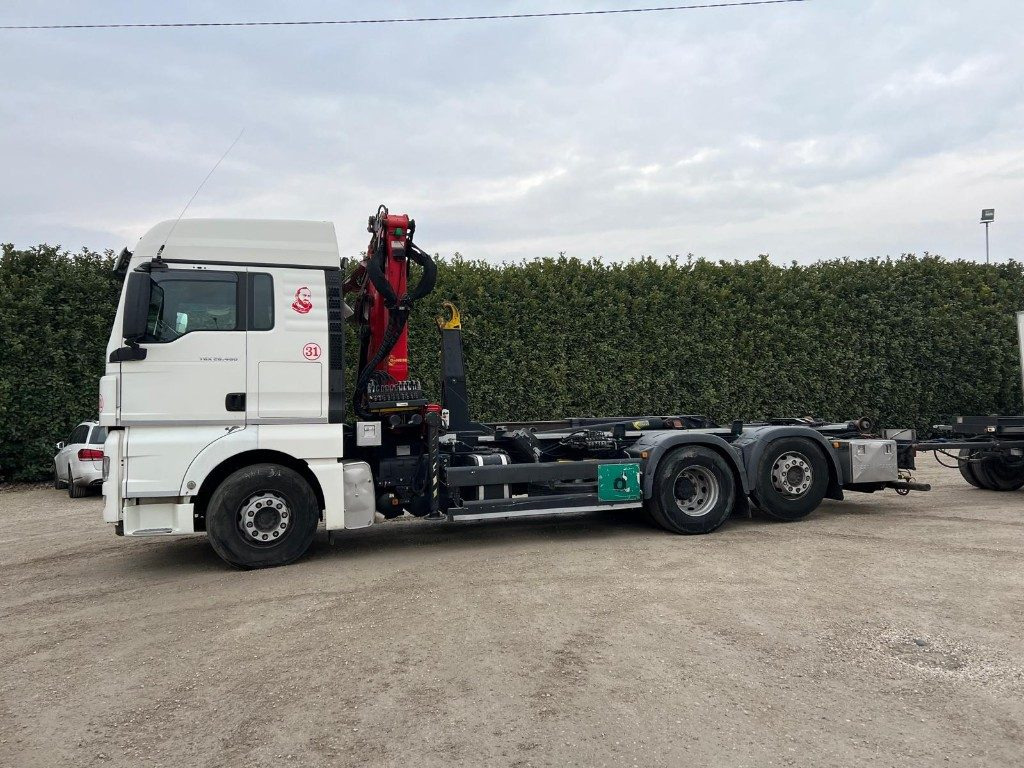MAN TGX 26.480 SCARRABILE CON GRU - Camião polibenne: foto 3 MAN TGX 26.480 SCARRABILE CON GRU - Camião polibenne: foto 3