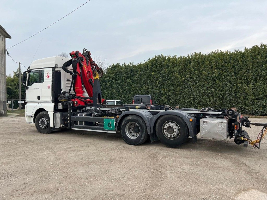 MAN TGX 26.480 SCARRABILE CON GRU - Camião polibenne: foto 4 MAN TGX 26.480 SCARRABILE CON GRU - Camião polibenne: foto 4