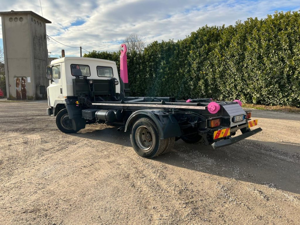 NISSAN 130/115 SCARRABILE - Camião polibenne: foto 3 NISSAN 130/115 SCARRABILE - Camião polibenne: foto 3