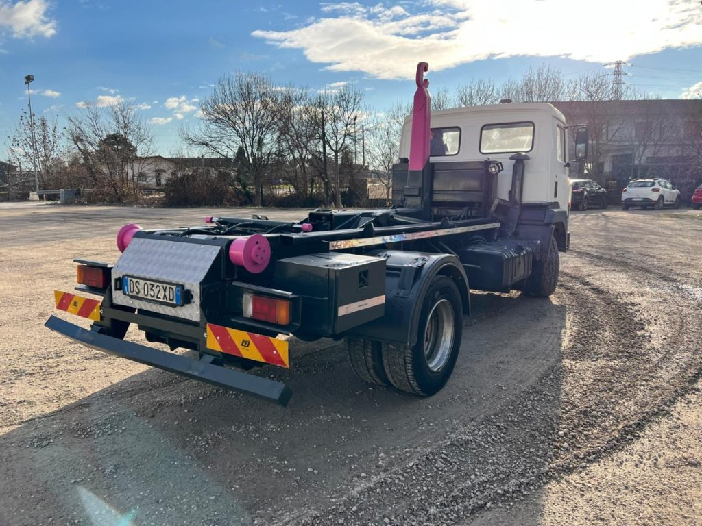 NISSAN 130/115 SCARRABILE - Camião polibenne: foto 4 NISSAN 130/115 SCARRABILE - Camião polibenne: foto 4