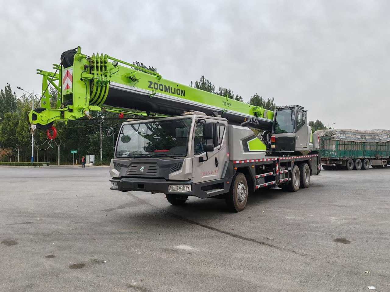ZOOMLION ZTC251V 25 TON TRUCK CRANE - Grua móvel: foto 1 ZOOMLION ZTC251V 25 TON TRUCK CRANE - Grua móvel: foto 1