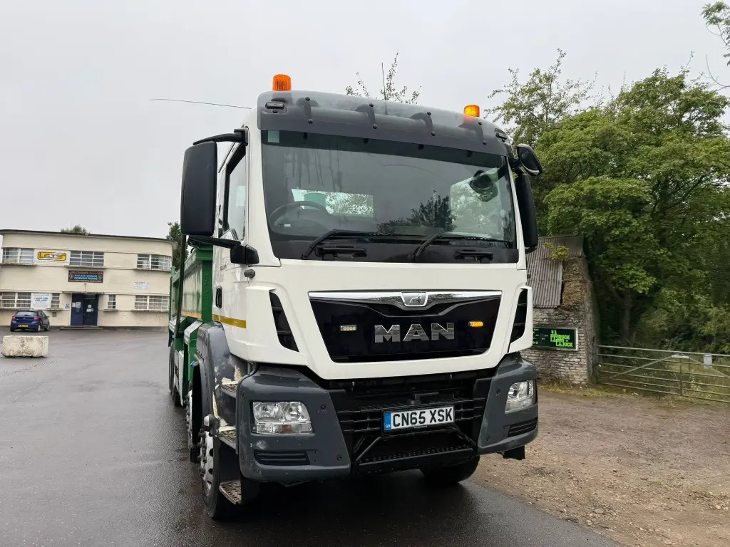 MAN TGS 35.400 8x4 Tipper (XSK) - Camião basculante: foto 2 MAN TGS 35.400 8x4 Tipper (XSK) - Camião basculante: foto 2