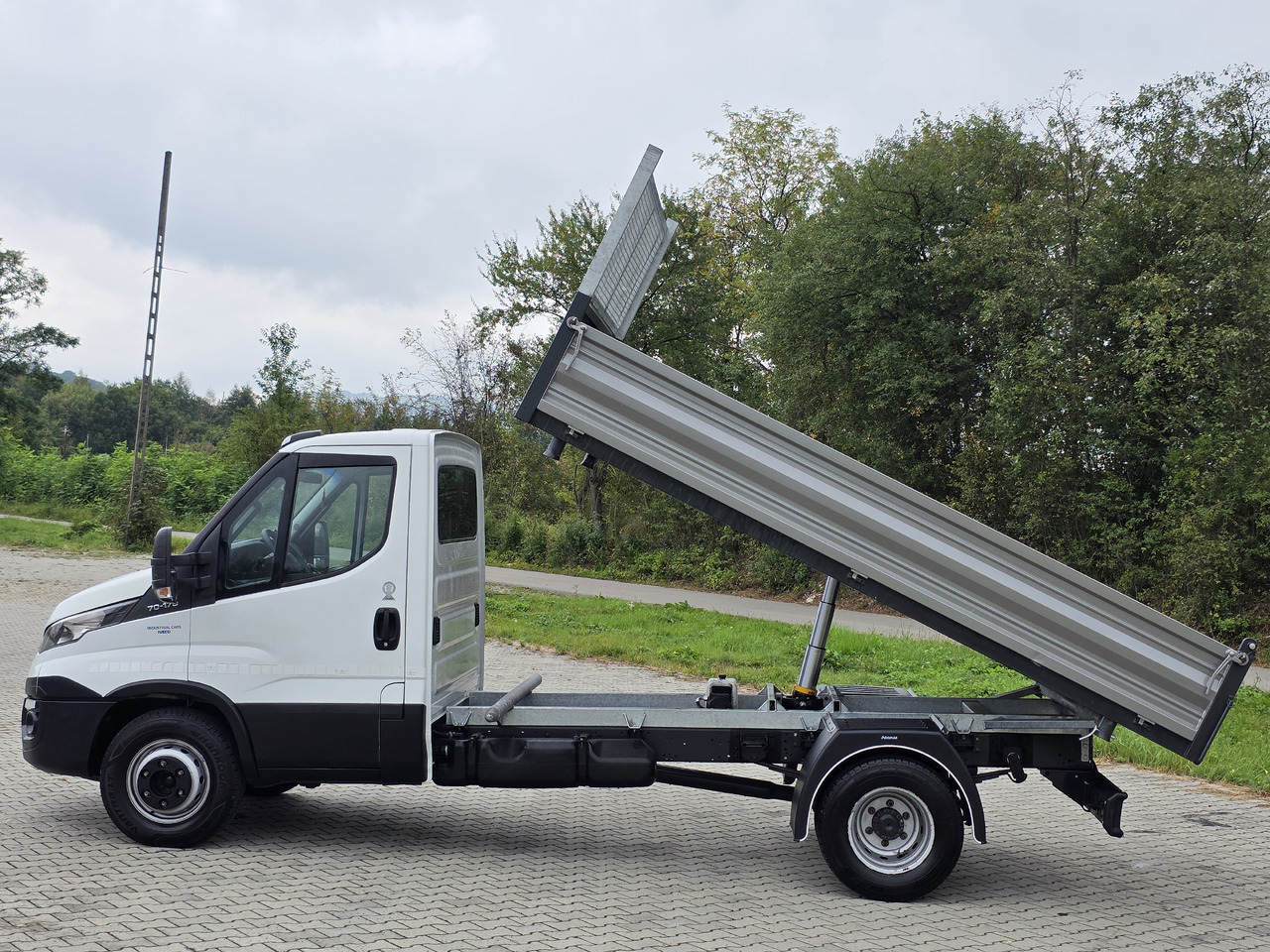 IVECO Daily 70c-17 Wywrotka 3.80 M ! Kiper 3-Stronny ! Klima ! 3.0 HPI * 170 Hp ! Super Stan ! Z Włoch ! - Carrinha basculante: foto 4 IVECO Daily 70c-17 Wywrotka 3.80 M ! Kiper 3-Stronny ! Klima ! 3.0 HPI * 170 Hp ! Super Stan ! Z Włoch ! - Carrinha basculante: foto 4