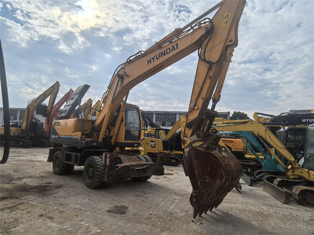 Hyundai R210W-9S - Escavadeira de rodas: foto 4 Hyundai R210W-9S - Escavadeira de rodas: foto 4