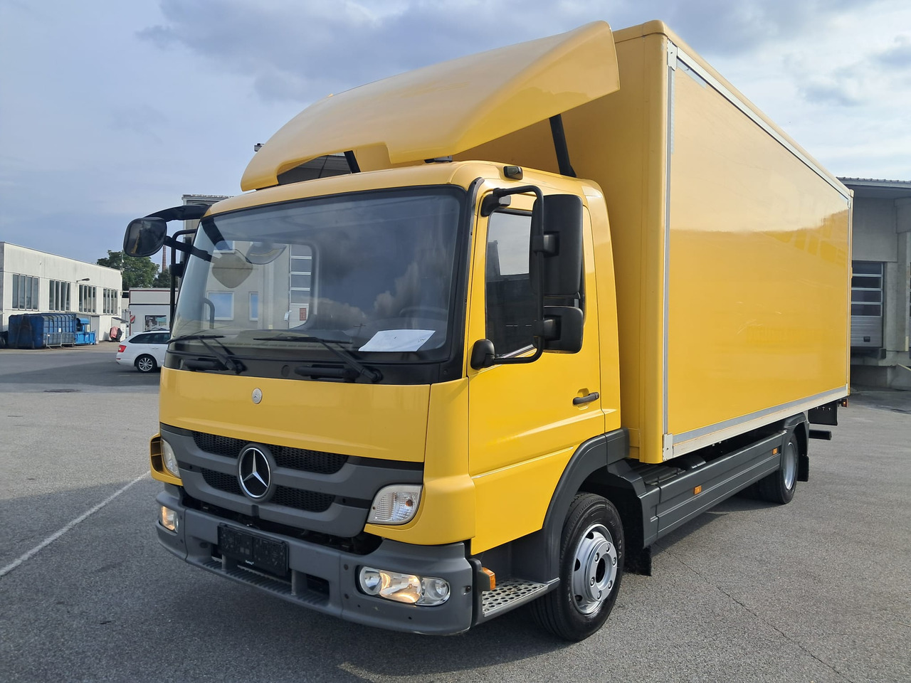 MERCEDES-BENZ ATEGO 8 16 Koffer mit LBW | Schalter | EZ 2013 - Camião furgão: foto 1 MERCEDES-BENZ ATEGO 8 16 Koffer mit LBW | Schalter | EZ 2013 - Camião furgão: foto 1