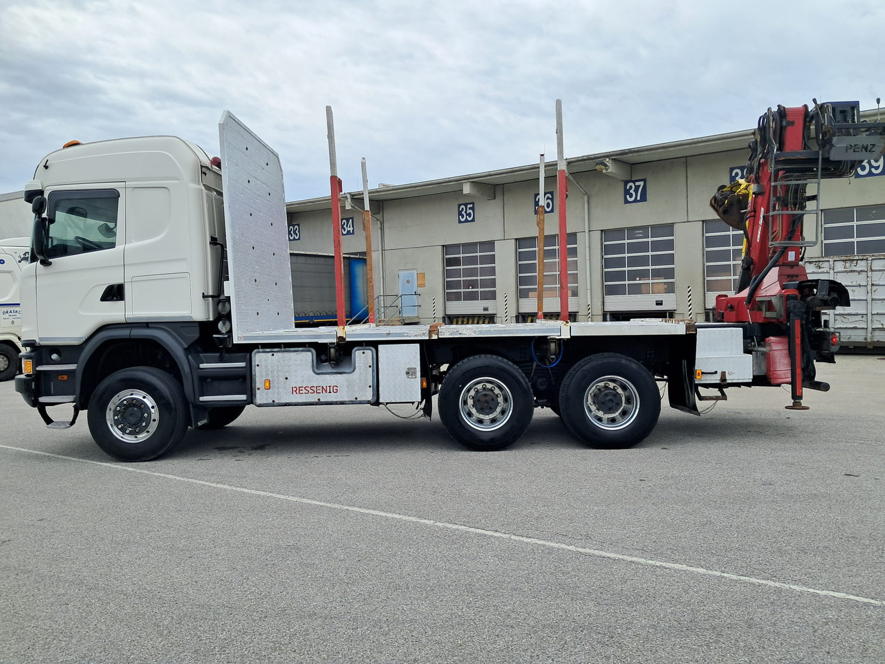 SCANIA G 490 6x6 Blatt-Blatt | Klima | Schaltgetriebe | Euro 6 | Penz-Kran 12Z | - Camião de transporte de madeira, Camião grua: foto 4 SCANIA G 490 6x6 Blatt-Blatt | Klima | Schaltgetriebe | Euro 6 | Penz-Kran 12Z | - Camião de transporte de madeira, Camião grua: foto 4
