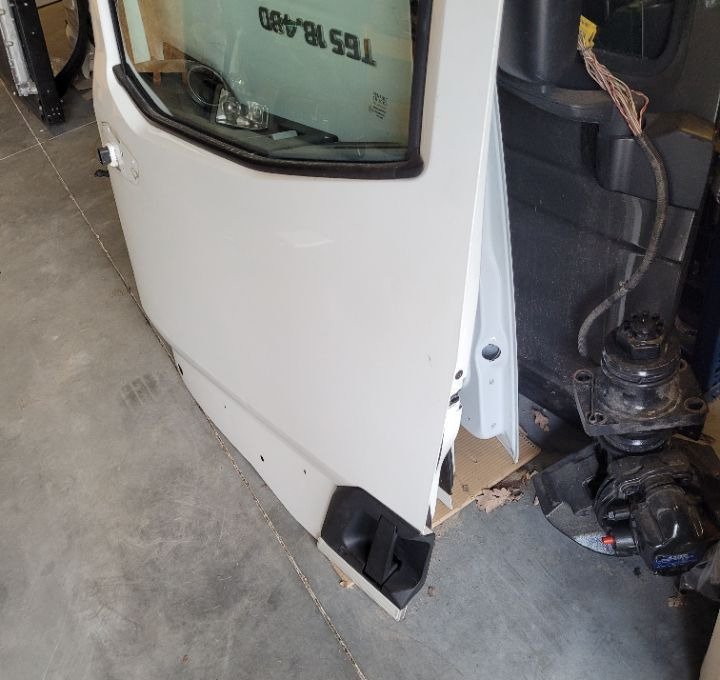 DRZWI LEWE RENAULT RANGE T GAMA - Porta e peças por Camião: foto 2 DRZWI LEWE RENAULT RANGE T GAMA - Porta e peças por Camião: foto 2