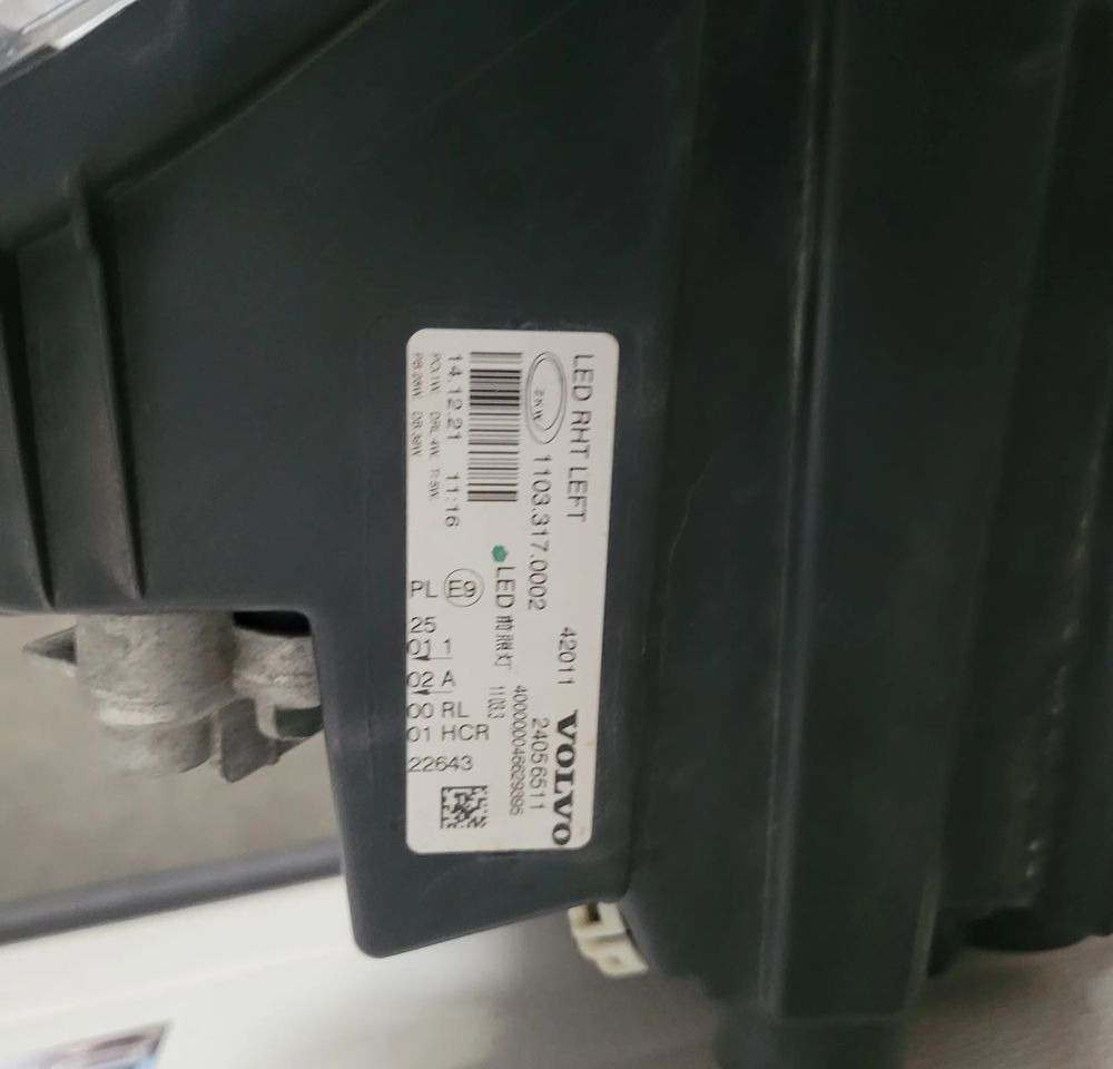LAMPA LED LH VOLVO FH5 ORYGINAŁ 24056511 CHWALIM116 - Iluminação por Camião: foto 4 LAMPA LED LH VOLVO FH5 ORYGINAŁ 24056511 CHWALIM116 - Iluminação por Camião: foto 4