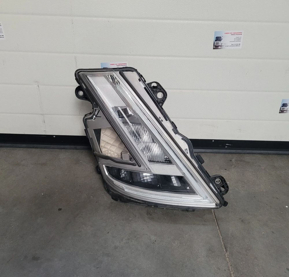LAMPA LED RH. VOLVO FH5 23752678 ORYGINAŁ CHWALIM116 - Iluminação por Camião: foto 1 LAMPA LED RH. VOLVO FH5 23752678 ORYGINAŁ CHWALIM116 - Iluminação por Camião: foto 1