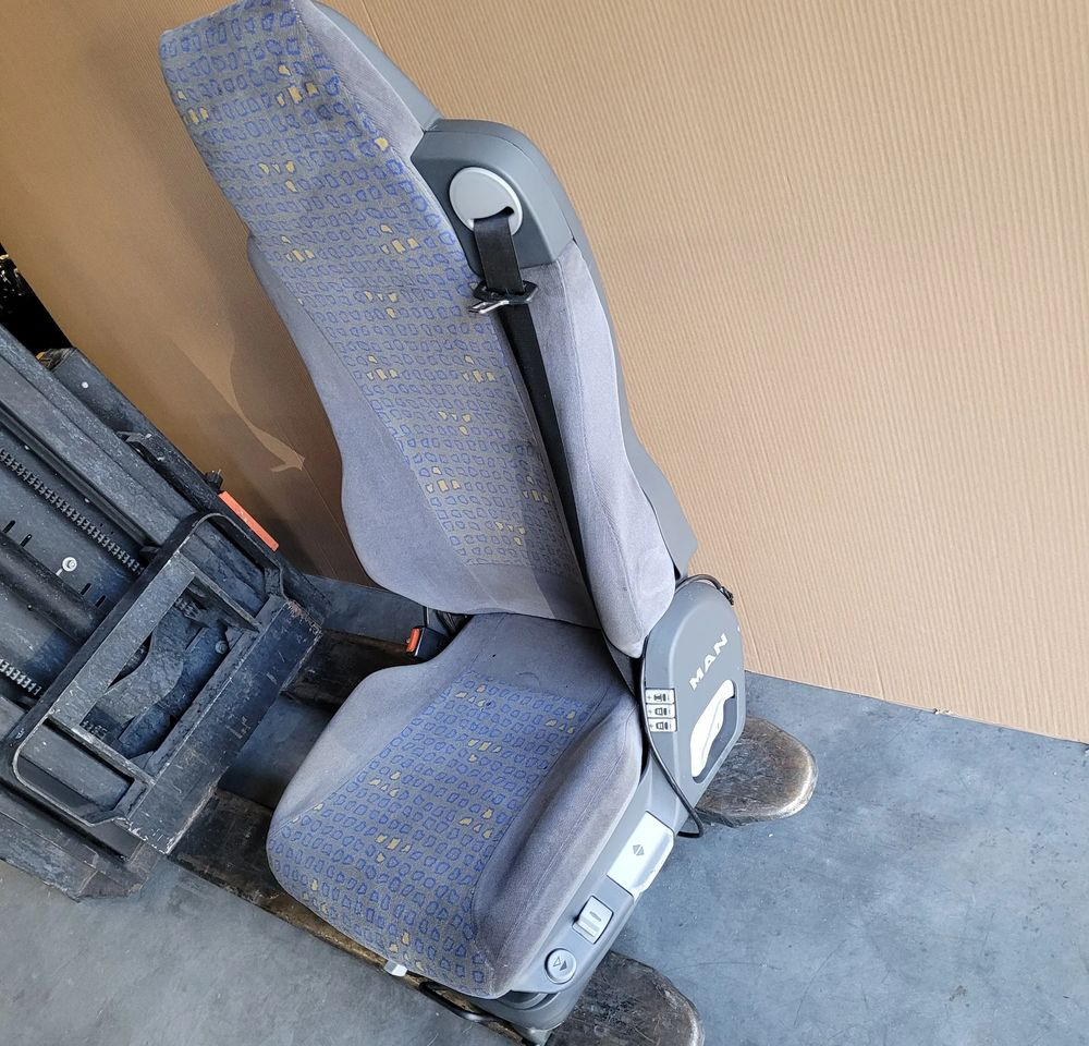 FOTEL KIEROWCY MAN TGX TGA TGS CHWALIM116 - Peça de reposição por Camião: foto 2 FOTEL KIEROWCY MAN TGX TGA TGS CHWALIM116 - Peça de reposição por Camião: foto 2