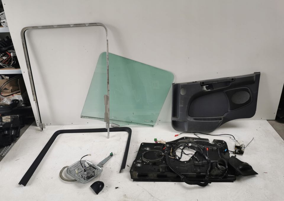 SZYBA TANPICERKA MECHANIZM ZAMEK SCANIA CP PRAWA - Porta e peças por Camião: foto 1 SZYBA TANPICERKA MECHANIZM ZAMEK SCANIA CP PRAWA - Porta e peças por Camião: foto 1