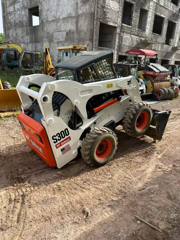 BOBCAT BOBCAT Skid Steer Loader S300 - Mini pá carregadora: foto 3 BOBCAT BOBCAT Skid Steer Loader S300 - Mini pá carregadora: foto 3