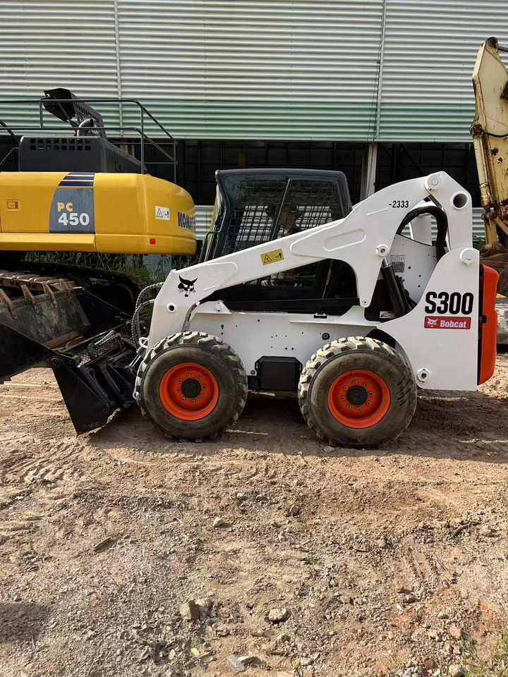 BOBCAT BOBCAT Skid Steer Loader S300 - Mini pá carregadora: foto 5 BOBCAT BOBCAT Skid Steer Loader S300 - Mini pá carregadora: foto 5