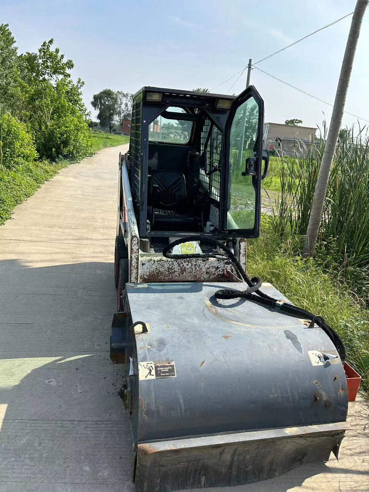BOBCAT S70 Sliding Sweeper Click for Discount - Mini pá carregadora: foto 1 BOBCAT S70 Sliding Sweeper Click for Discount - Mini pá carregadora: foto 1