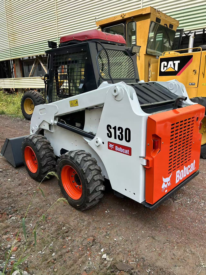 BOBCAT Skid Steer Loader S130 - Mini pá carregadora: foto 1 BOBCAT Skid Steer Loader S130 - Mini pá carregadora: foto 1