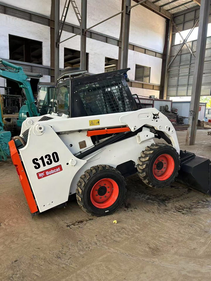 BOBCAT Skid Steer Loader S130 - Mini pá carregadora: foto 3 BOBCAT Skid Steer Loader S130 - Mini pá carregadora: foto 3