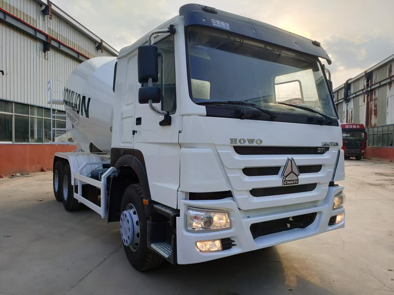 HOWO 371HP Concrete Mixer Truck Click for Discount - Camião betoneira: foto 2 HOWO 371HP Concrete Mixer Truck Click for Discount - Camião betoneira: foto 2