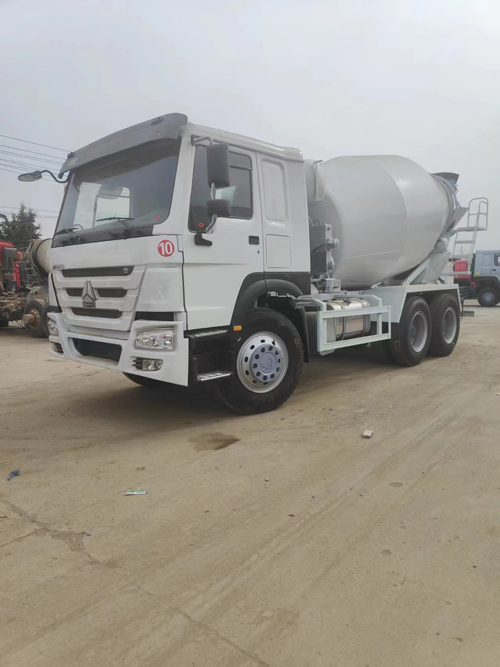 HOWO 375 Cement Mixer Truck 6*4 - Camião betoneira: foto 1 HOWO 375 Cement Mixer Truck 6*4 - Camião betoneira: foto 1