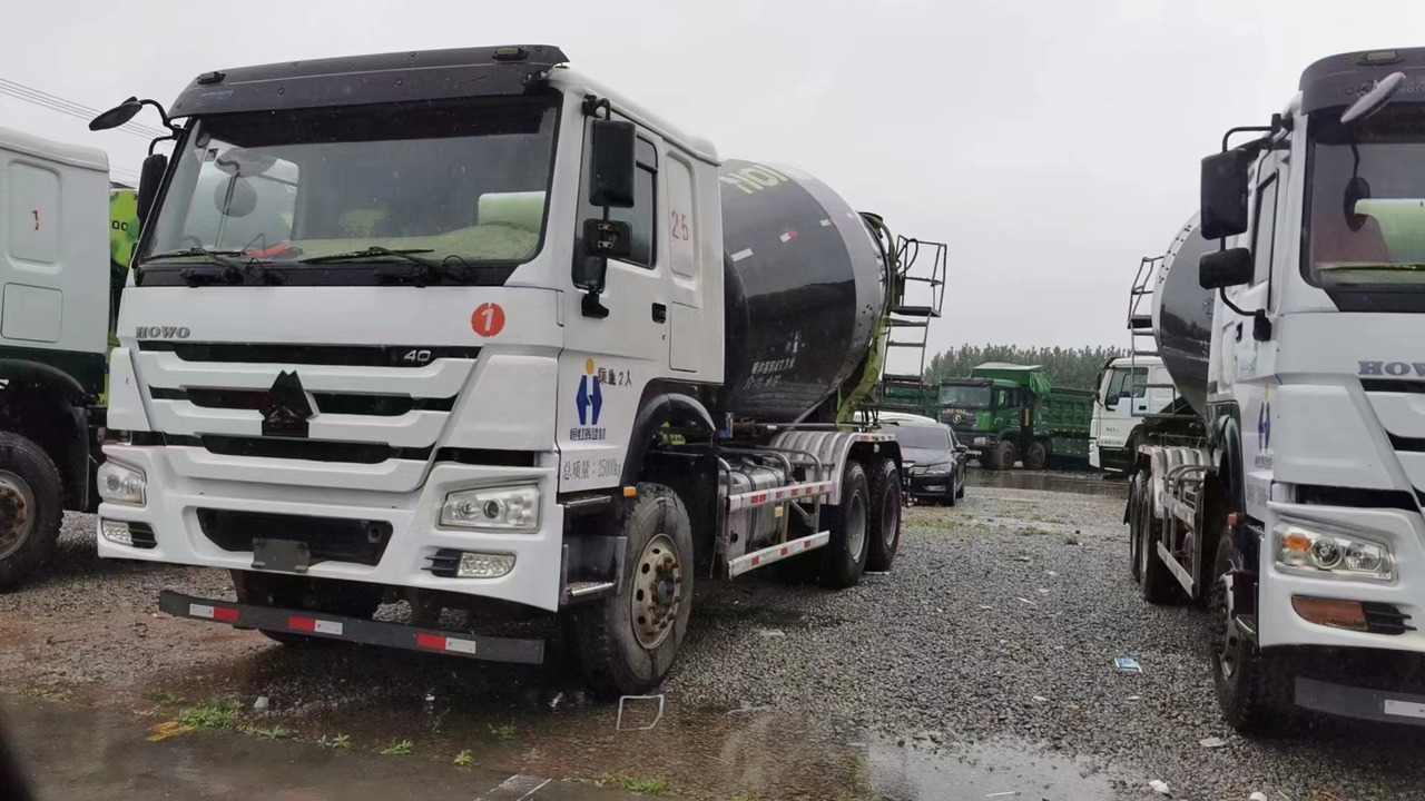 HOWO 6*4 Cement Mixer Truck - Camião betoneira: foto 5 HOWO 6*4 Cement Mixer Truck - Camião betoneira: foto 5