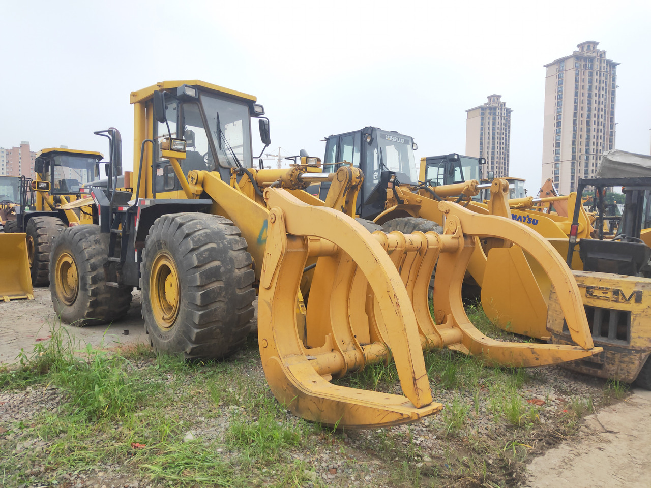 KOMATSU Wheel WA470-3 With a fork - Pá carregadora de rodas: foto 1 KOMATSU Wheel WA470-3 With a fork - Pá carregadora de rodas: foto 1