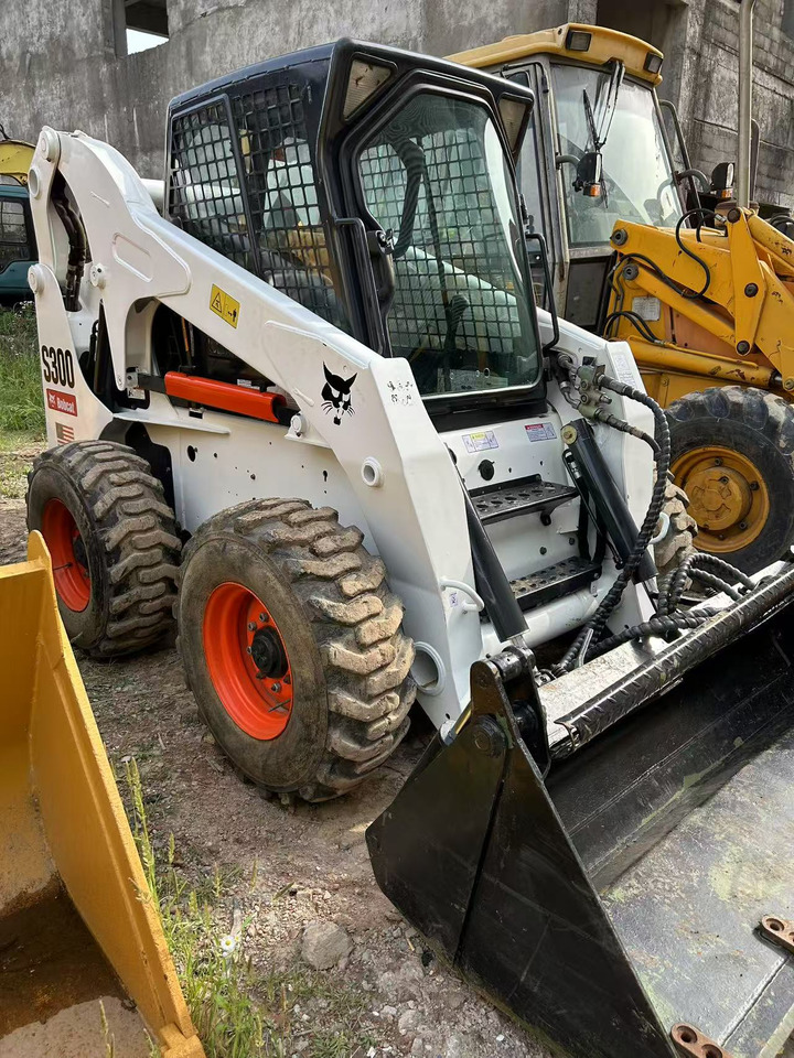 BOBCAT BOBCAT Skid Steer Loader S300 - Máquina de construção: foto 1 BOBCAT BOBCAT Skid Steer Loader S300 - Máquina de construção: foto 1