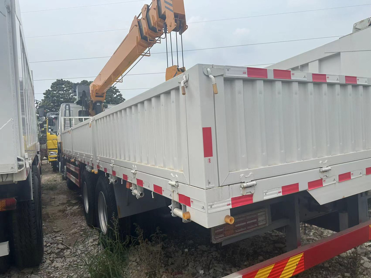 SINOTRUK HOWO 375 8X4 12TONS CLICK HERE FOR DISCOUNT - Camião grua: foto 4 SINOTRUK HOWO 375 8X4 12TONS CLICK HERE FOR DISCOUNT - Camião grua: foto 4