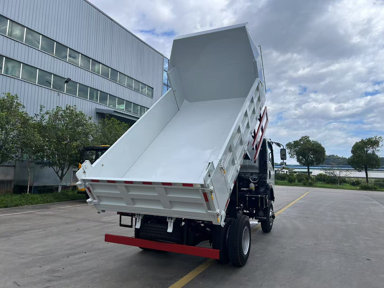 SINOTRUK HOWO 4x2 Dump Truck Click Here for Discount - Camião basculante: foto 5 SINOTRUK HOWO 4x2 Dump Truck Click Here for Discount - Camião basculante: foto 5