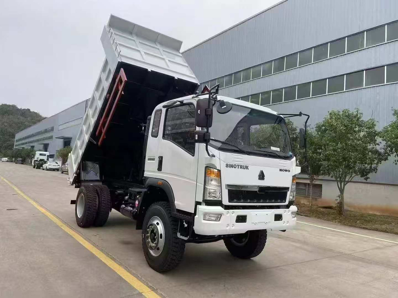 SINOTRUK HOWO 4x2 Dump Truck Click Here for Discount - Camião basculante: foto 1 SINOTRUK HOWO 4x2 Dump Truck Click Here for Discount - Camião basculante: foto 1
