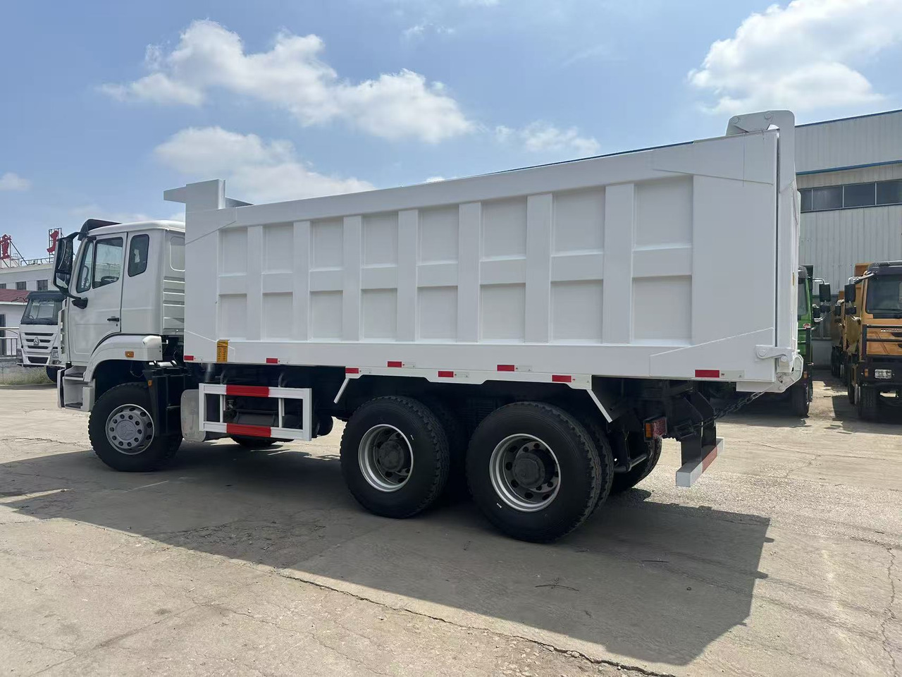 SINOTRUK HOWO 6x4 Dump Truck Click for Discount - Camião basculante: foto 4 SINOTRUK HOWO 6x4 Dump Truck Click for Discount - Camião basculante: foto 4