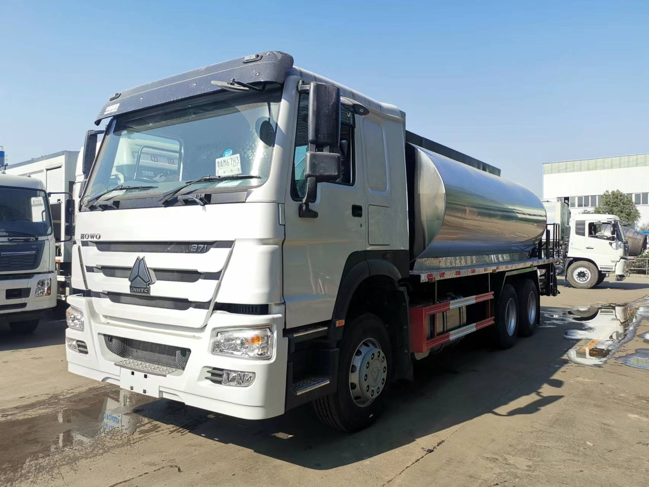 SINOTRUK HOWO CLICK HERE FOR DISCOUNT - Distribuidor de asfalto: foto 1 SINOTRUK HOWO CLICK HERE FOR DISCOUNT - Distribuidor de asfalto: foto 1