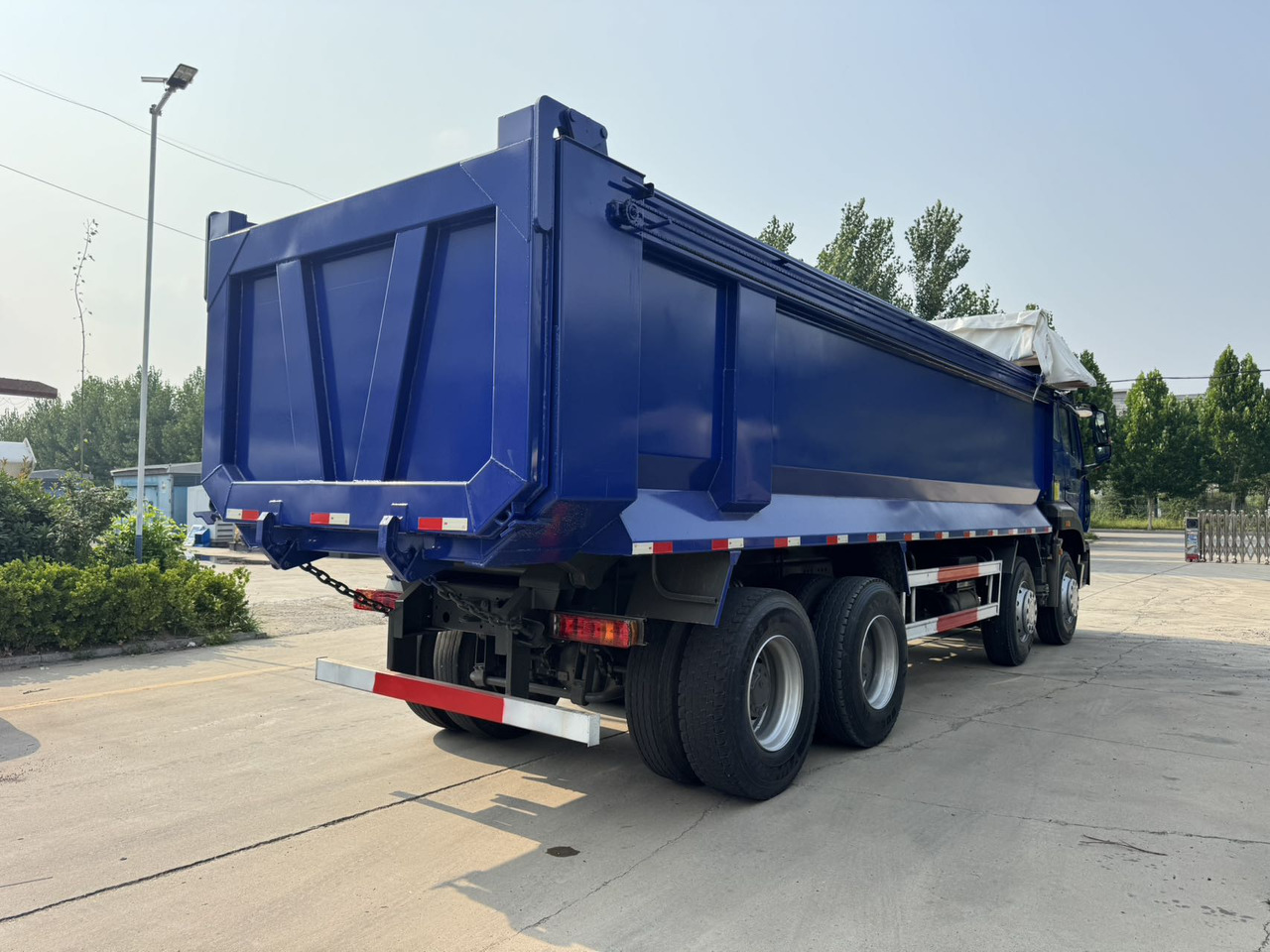 SINOTRUK HOWO Dump Truck 8x4 Click for Discount - Camião basculante: foto 4 SINOTRUK HOWO Dump Truck 8x4 Click for Discount - Camião basculante: foto 4