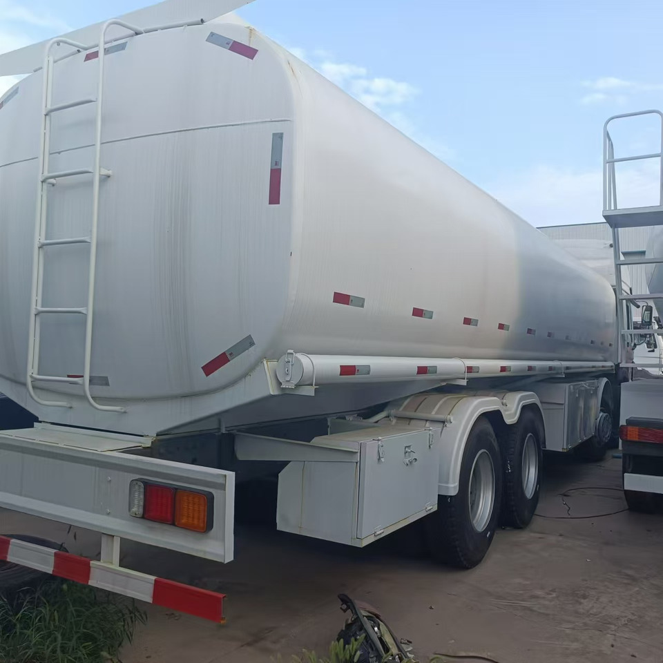 SINOTRUK Howo 371 Fuel Tanker Click Here For  DISCOUNT - Caminhão tanque: foto 1 SINOTRUK Howo 371 Fuel Tanker Click Here For  DISCOUNT - Caminhão tanque: foto 1