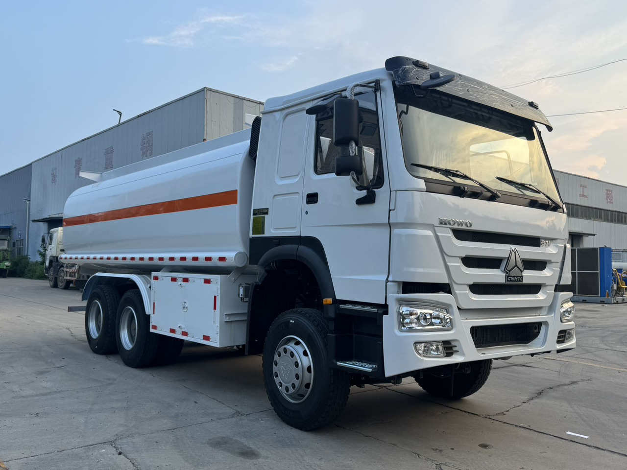 SINOTRUK Howo Fuel Tanker Click Here For DISCOUNT - Caminhão tanque: foto 1 SINOTRUK Howo Fuel Tanker Click Here For DISCOUNT - Caminhão tanque: foto 1