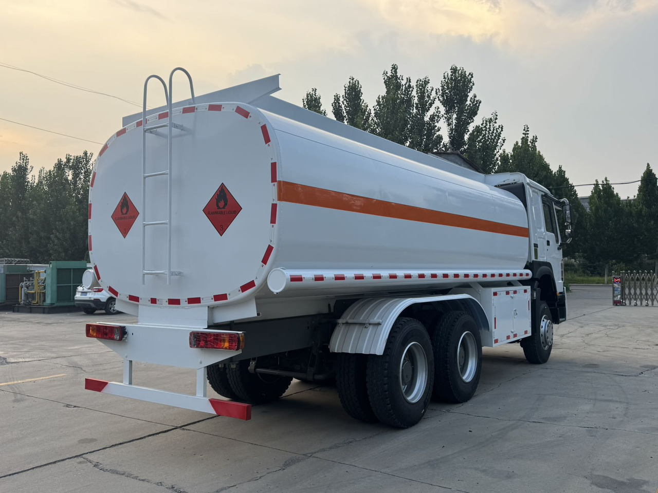 SINOTRUK Howo Fuel Tanker Click Here For DISCOUNT - Caminhão tanque: foto 5 SINOTRUK Howo Fuel Tanker Click Here For DISCOUNT - Caminhão tanque: foto 5