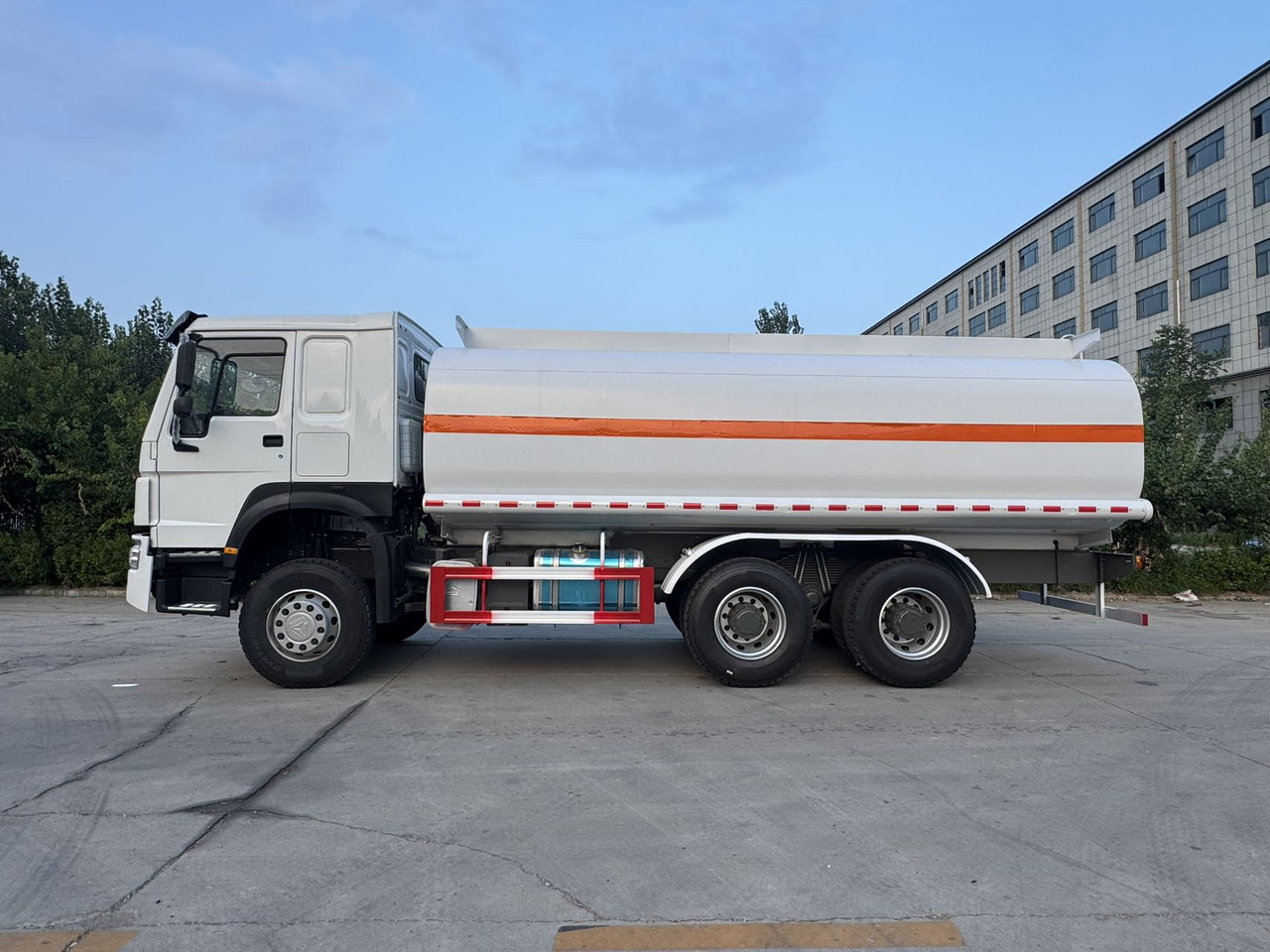 SINOTRUK Howo Fuel Tanker Click Here For DISCOUNT - Caminhão tanque: foto 3 SINOTRUK Howo Fuel Tanker Click Here For DISCOUNT - Caminhão tanque: foto 3