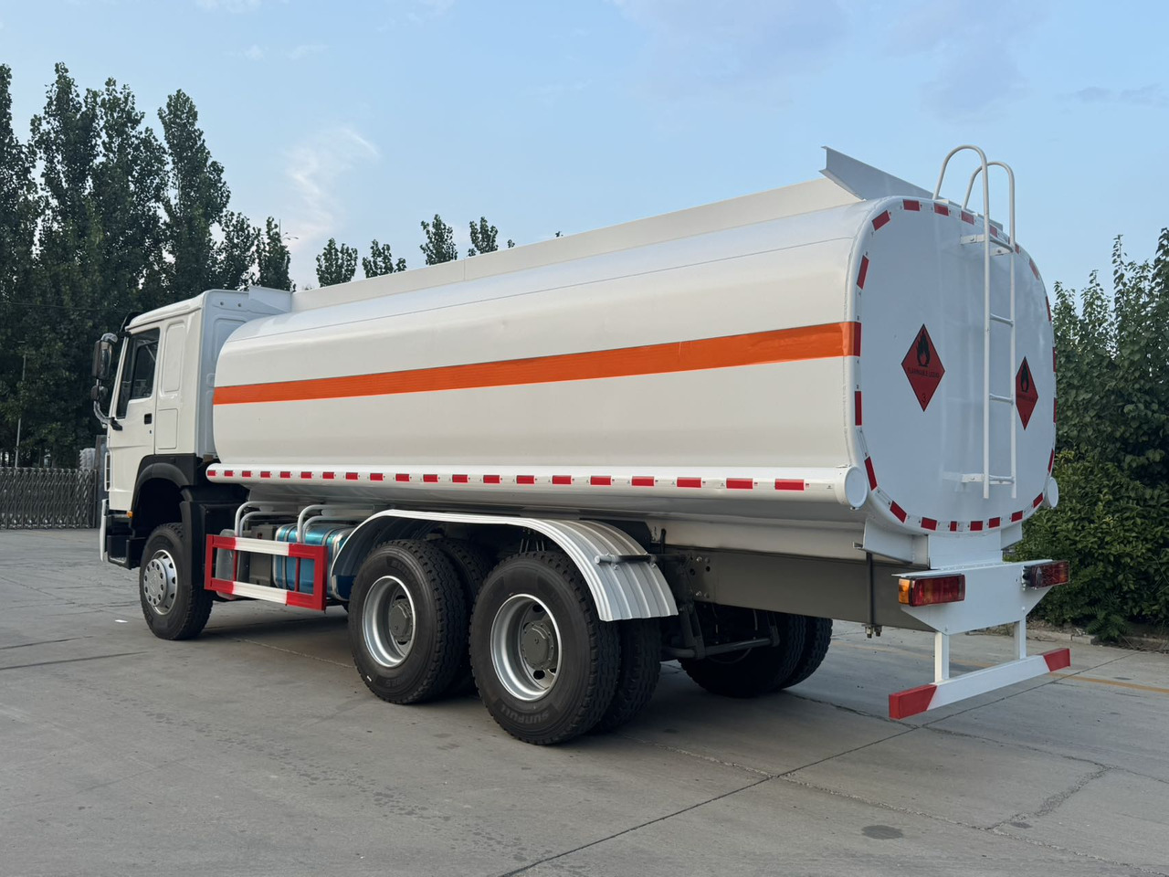 SINOTRUK Howo Fuel Tanker Click Here For DISCOUNT - Caminhão tanque: foto 2 SINOTRUK Howo Fuel Tanker Click Here For DISCOUNT - Caminhão tanque: foto 2