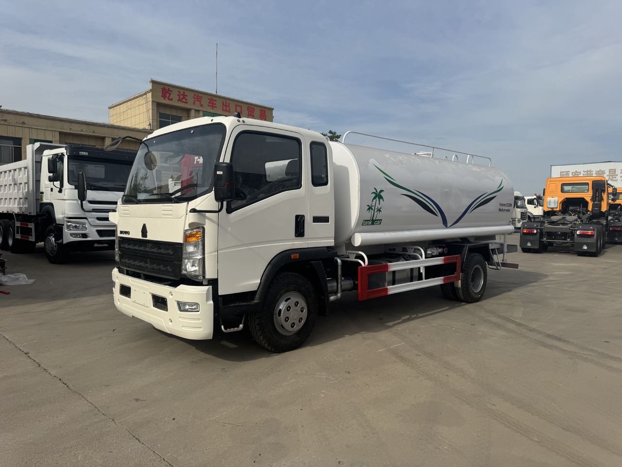 SINOTRUK Howo Water Tanker Click Here For DISCOUNT - Caminhão tanque: foto 1 SINOTRUK Howo Water Tanker Click Here For DISCOUNT - Caminhão tanque: foto 1
