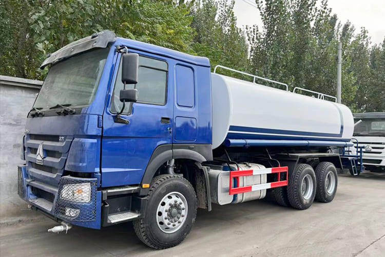 Howo Water Sprinkler Truck for Sale in Mali - Caminhão tanque: foto 1 Howo Water Sprinkler Truck for Sale in Mali - Caminhão tanque: foto 1