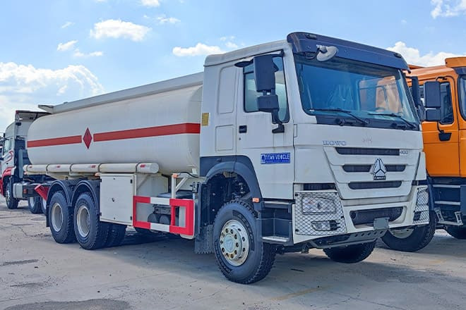 SINOTRUK Howo 400 Diesel Tanker Truck for Sale in Nigeria - Caminhão tanque: foto 1 SINOTRUK Howo 400 Diesel Tanker Truck for Sale in Nigeria - Caminhão tanque: foto 1
