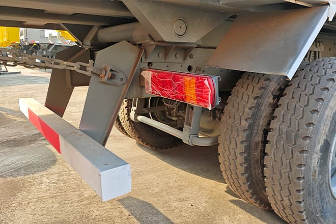 Camião basculante para transporte de materiais a granel SINOTRUK Sino Howo 8x4 Dump Truck 371 for Sale in Sierra Leone: foto 6 Camião basculante para transporte de materiais a granel SINOTRUK Sino Howo 8x4 Dump Truck 371 for Sale in Sierra Leone: foto 6